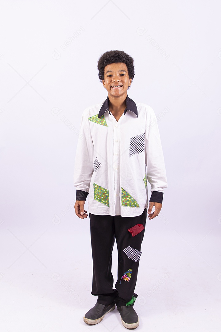 Menino feliz com traje de festa junina