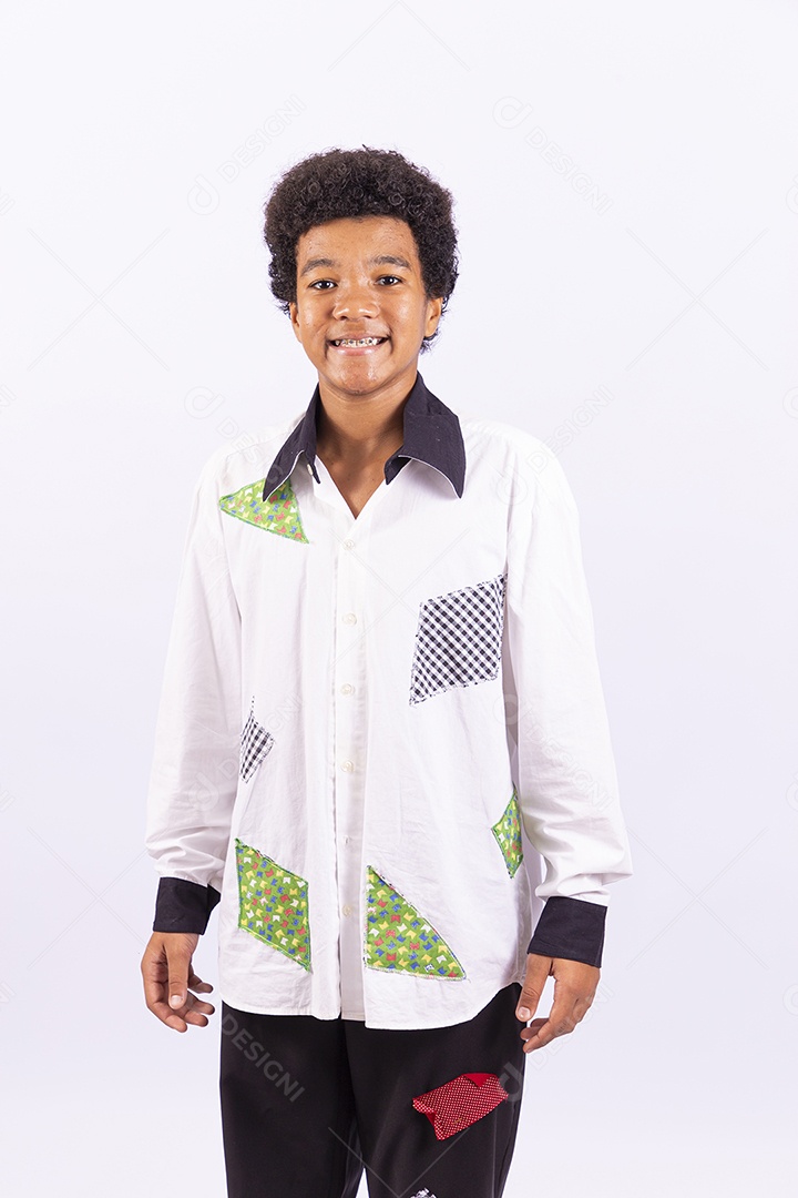 Menino feliz com traje de festa junina