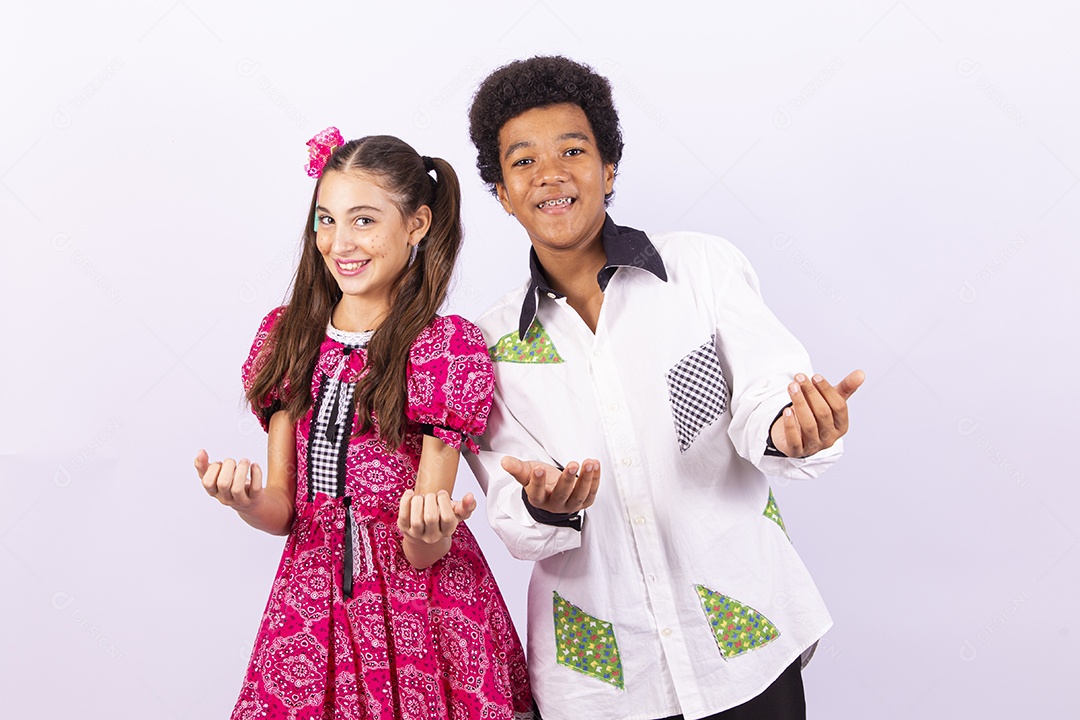 Crianças com trajes de festa junina