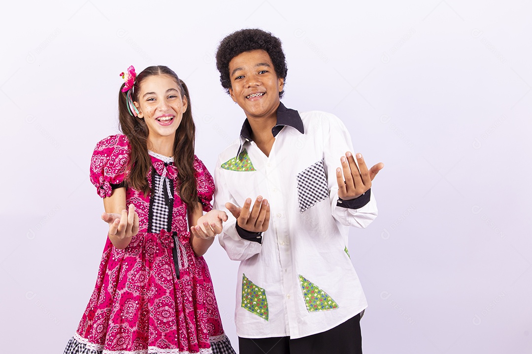 Crianças com trajes de festa junina