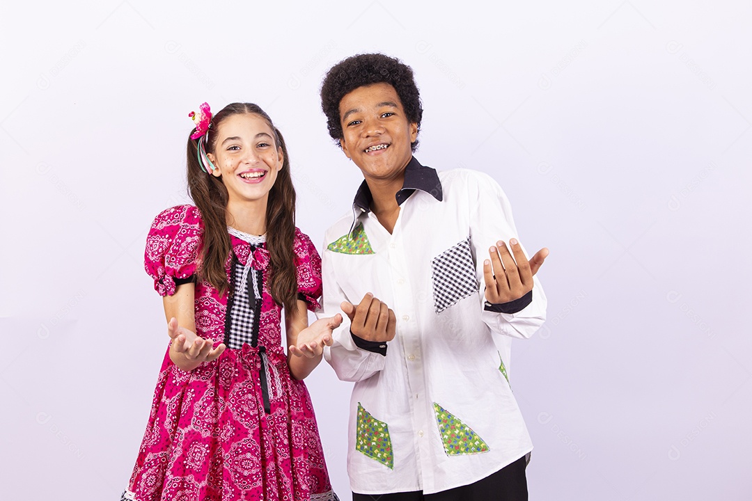 Crianças com trajes de festa junina