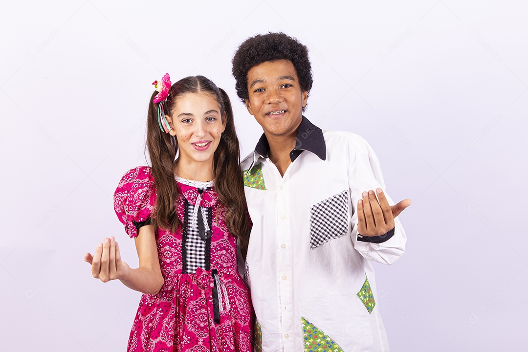 Crianças com trajes de festa junina