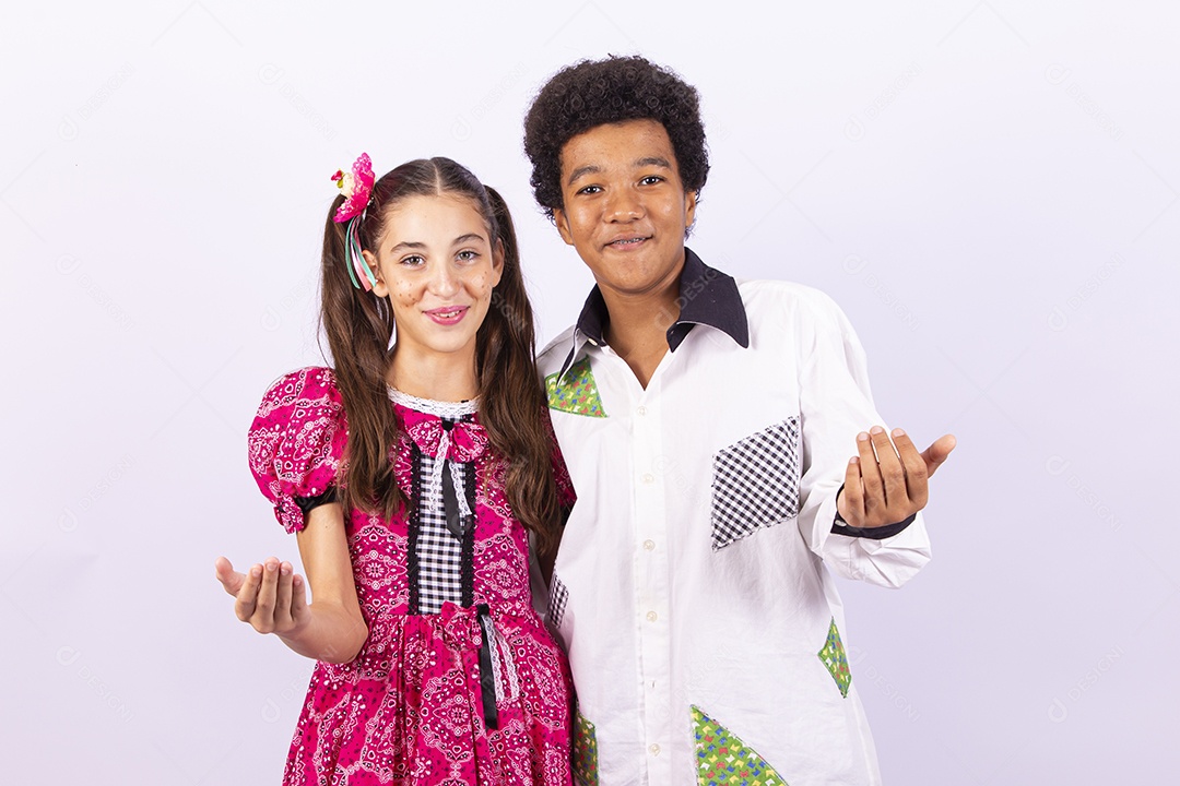 Crianças com trajes de festa junina