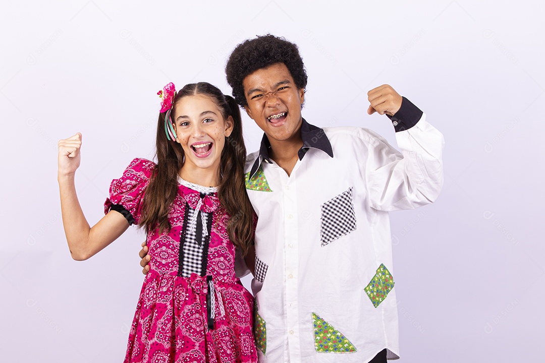 Crianças com trajes de festa junina