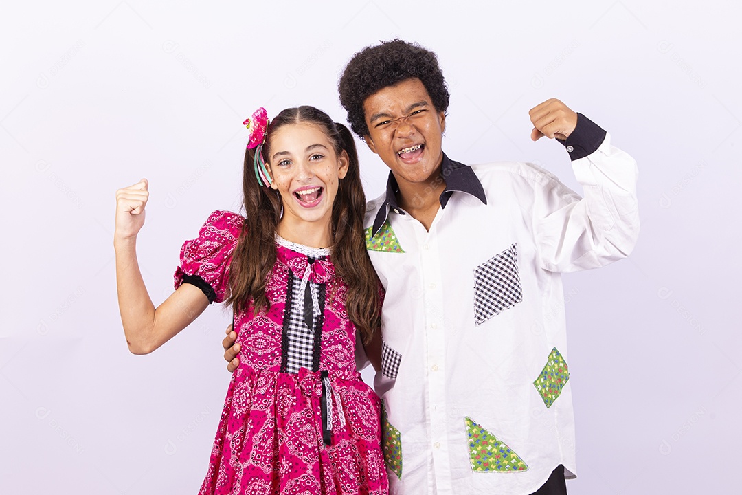 Crianças com trajes de festa junina