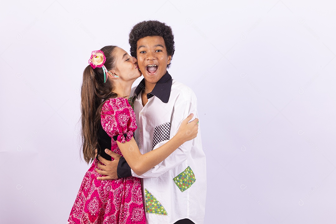 Crianças com trajes de festa junina