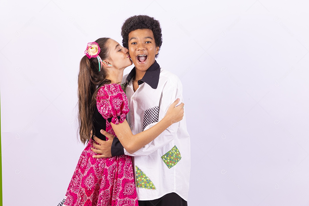 Crianças com trajes de festa junina