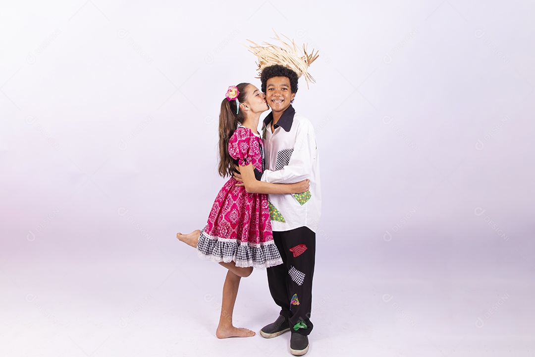 Crianças com trajes de festa junina