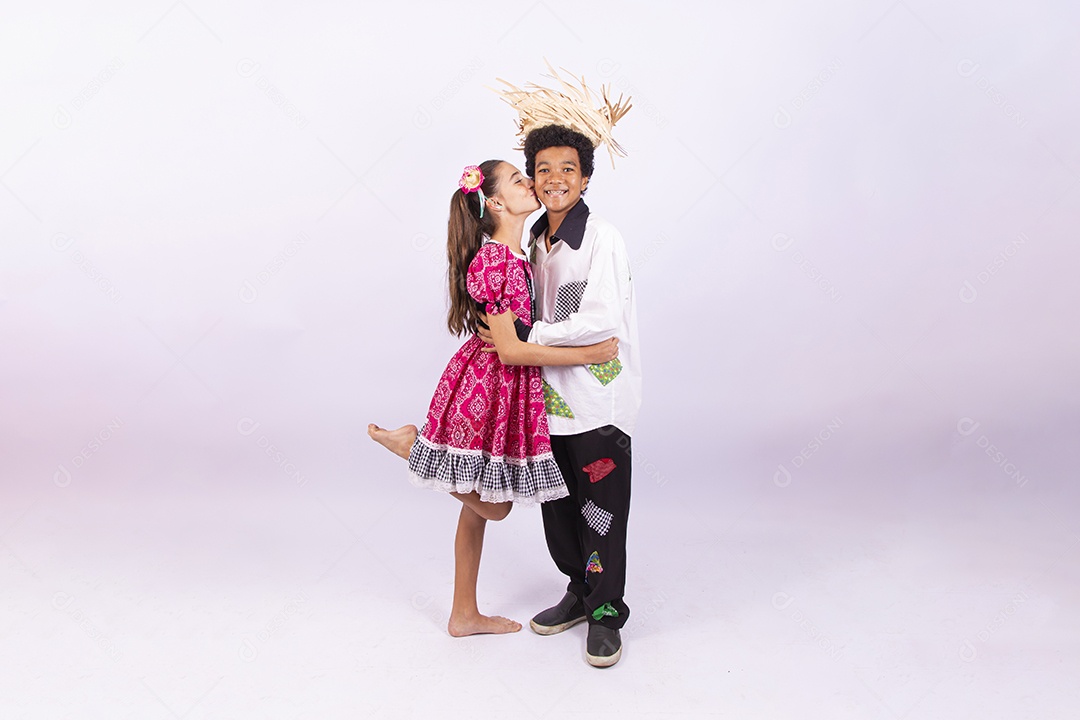 Crianças com trajes de festa junina