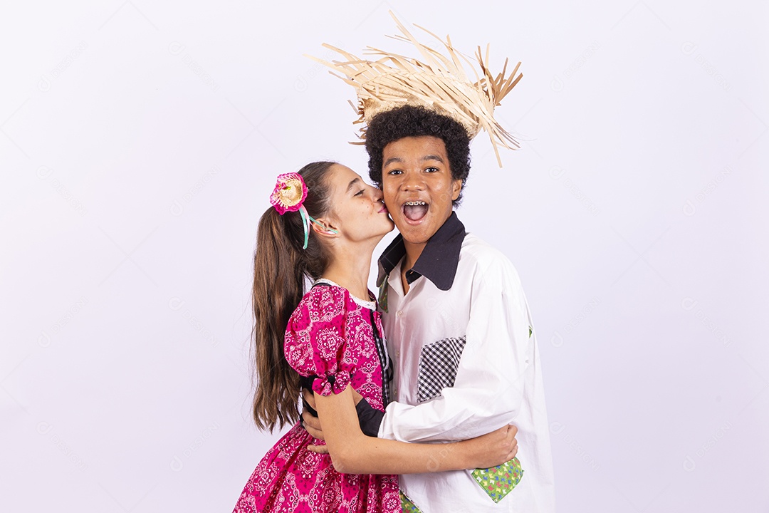 Crianças com trajes de festa junina