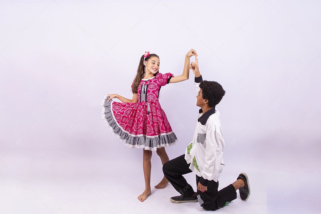 Crianças com trajes de festa junina