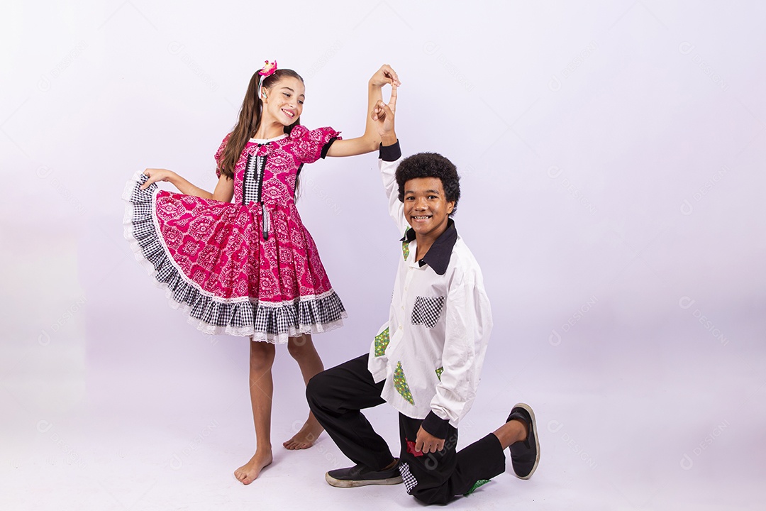 Crianças com trajes de festa junina