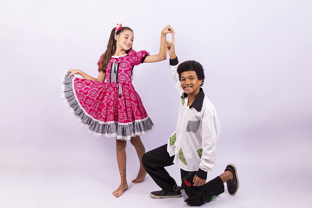 Crianças com trajes de festa junina