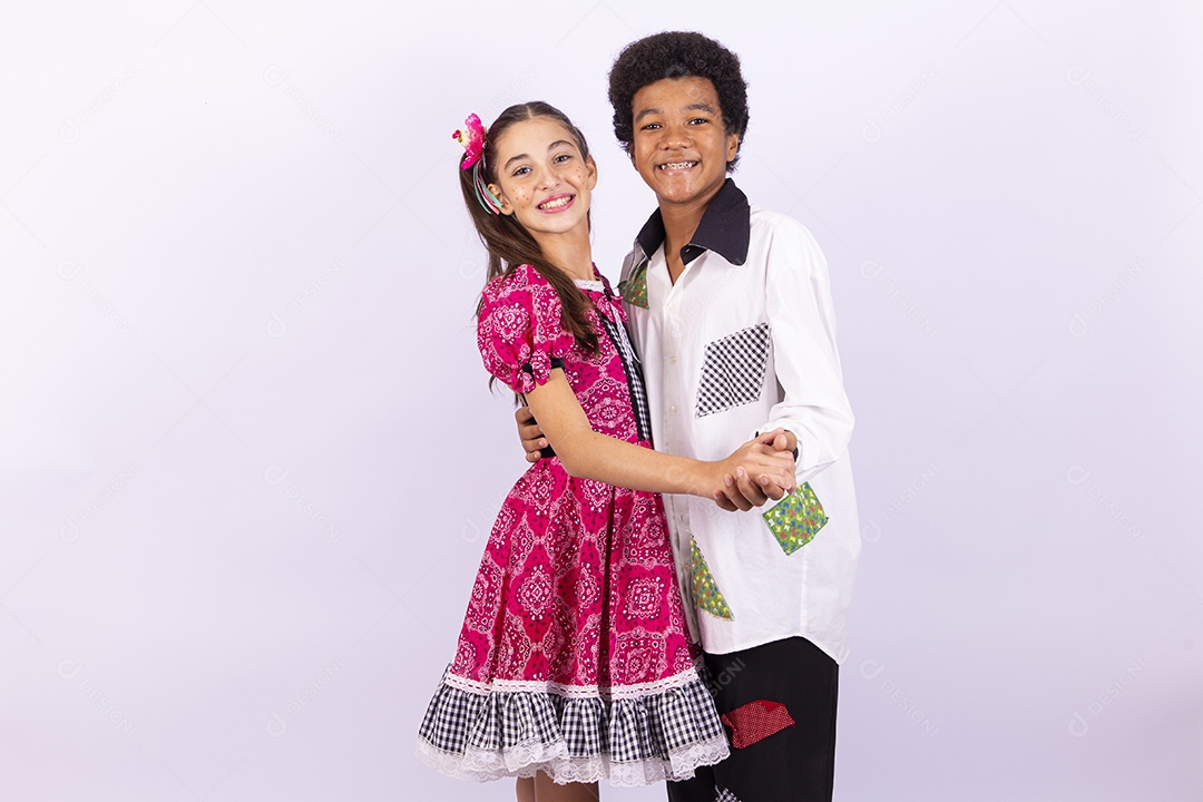 Crianças com trajes de festa junina