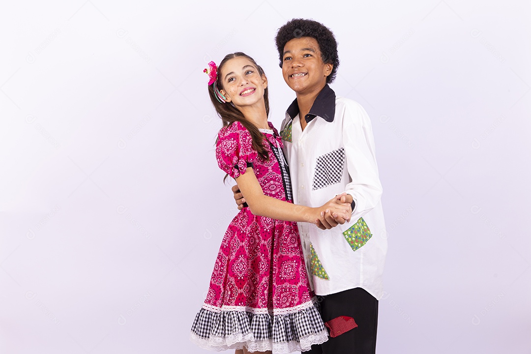 Crianças com trajes de festa junina