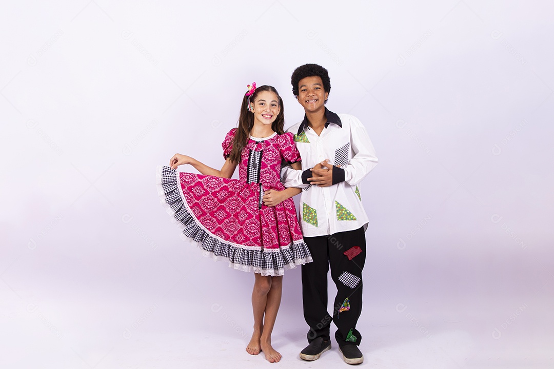 Crianças com trajes de festa junina