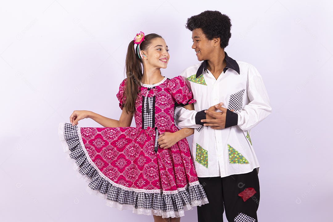 Crianças com trajes de festa junina