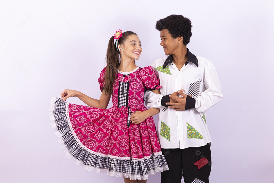 Crianças com trajes de festa junina