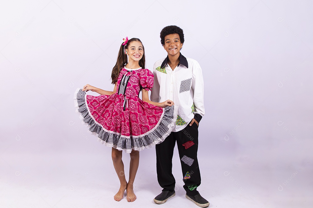 Crianças com trajes de festa junina