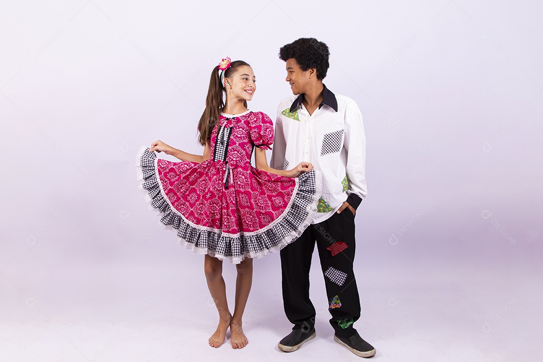 Crianças com trajes de festa junina