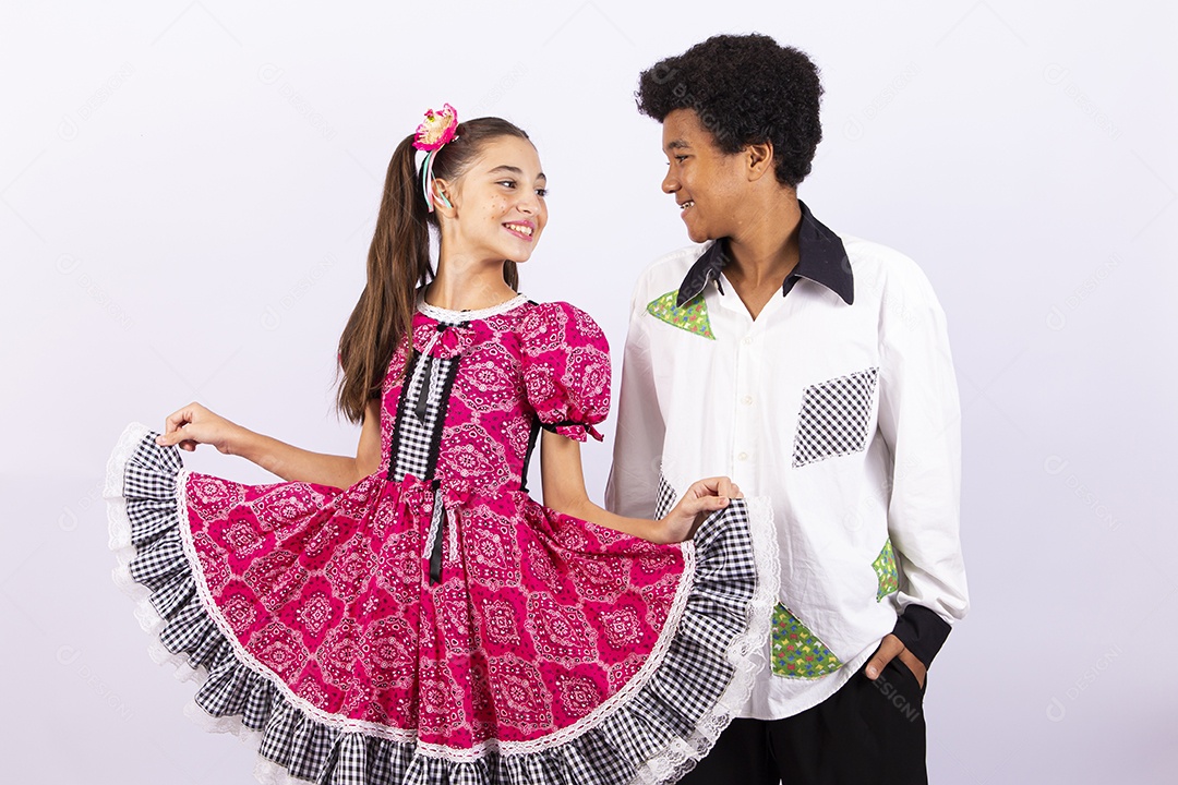 Crianças com trajes de festa junina