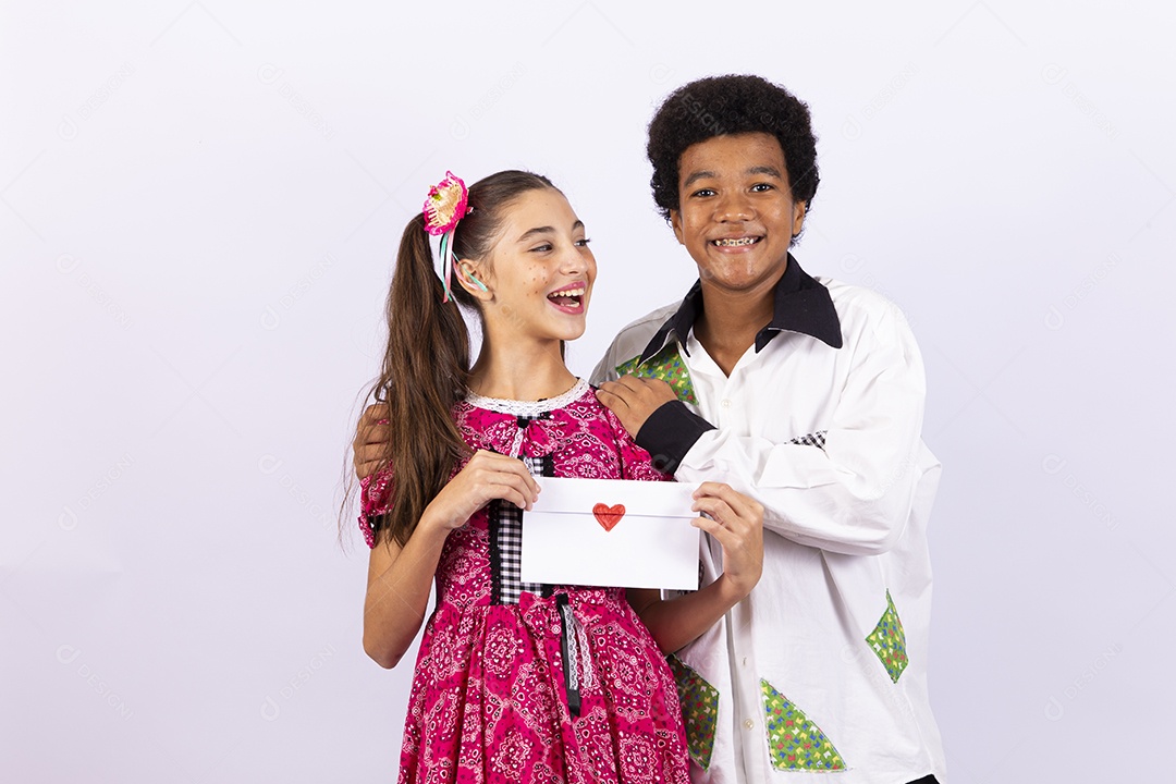 Crianças com trajes de festa junina