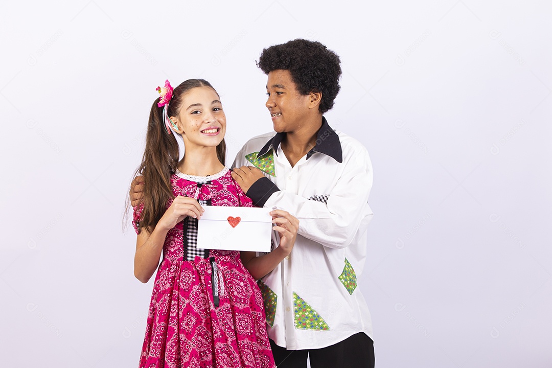 Crianças com trajes de festa junina