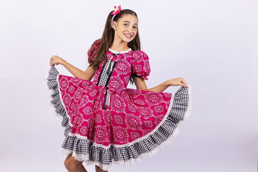 Menina feliz com vestido de festa junina
