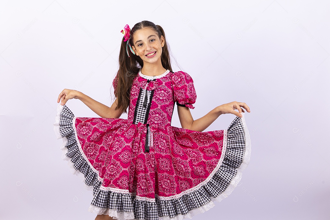 Menina feliz com vestido de festa junina