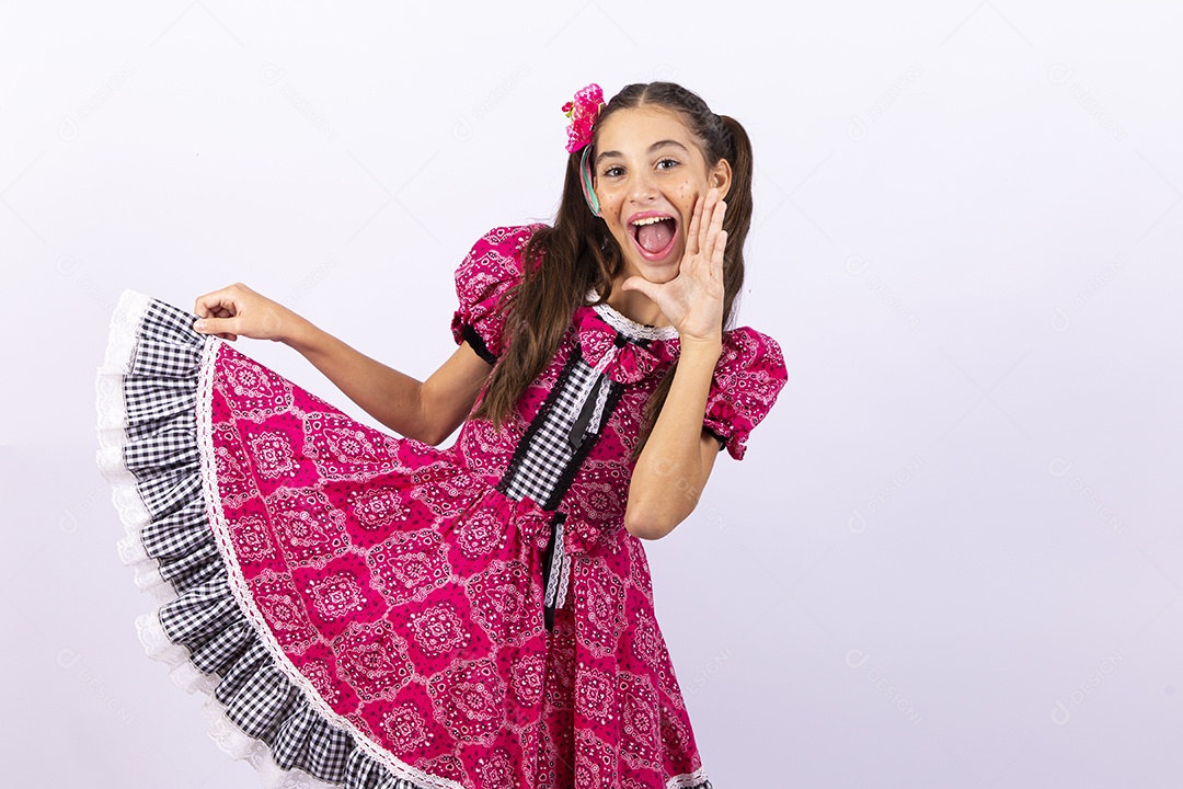 Menina feliz com vestido de festa junina