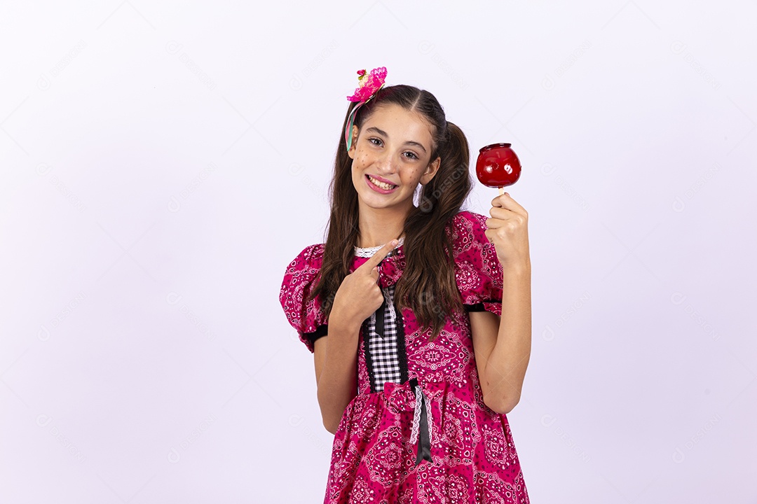 Linda menina com vestido de festa junina