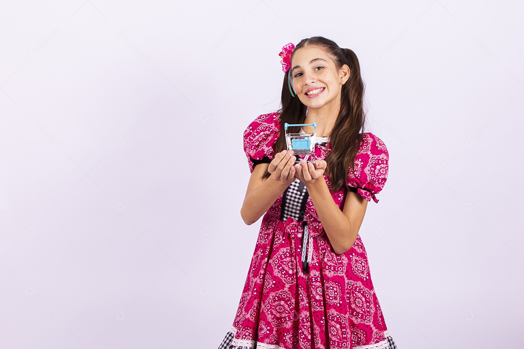 Linda menina com vestido de festa junina