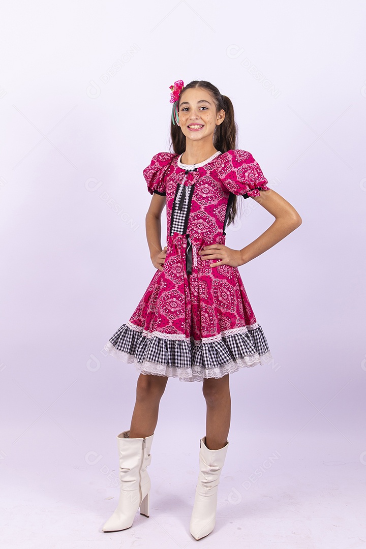 Linda menina com vestido de festa junina