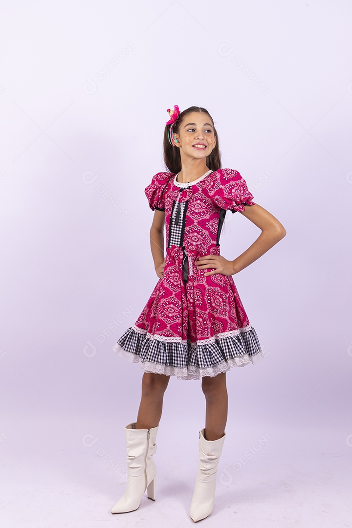 Linda menina com vestido de festa junina