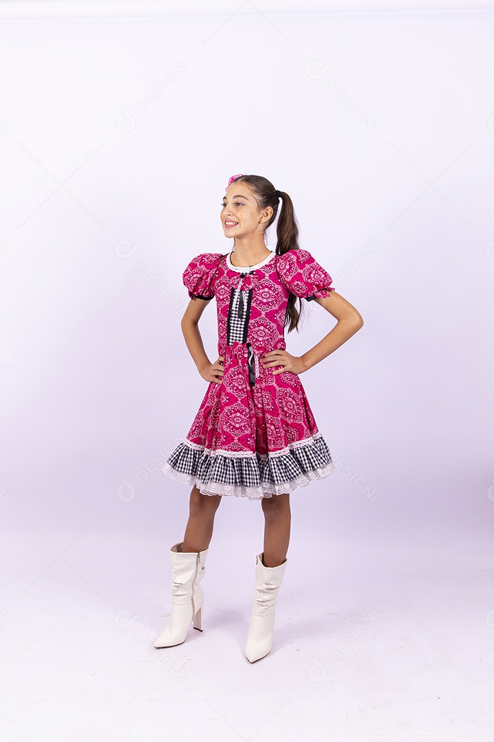 Linda menina com vestido de festa junina