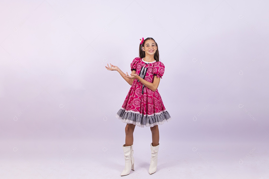 Linda menina com vestido de festa junina