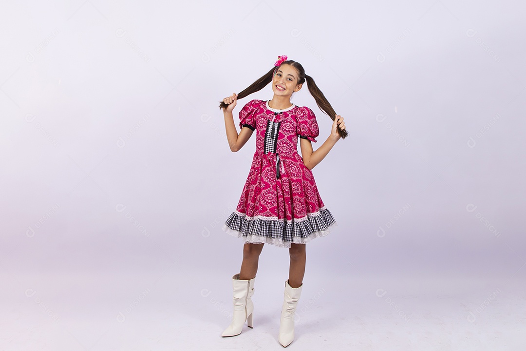 Linda menina com vestido de festa junina