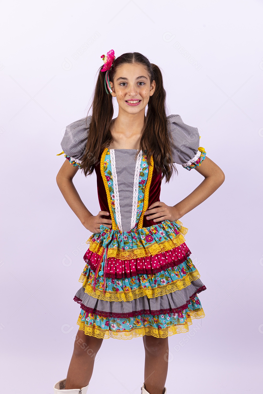 Linda menina com vestido de festa junina