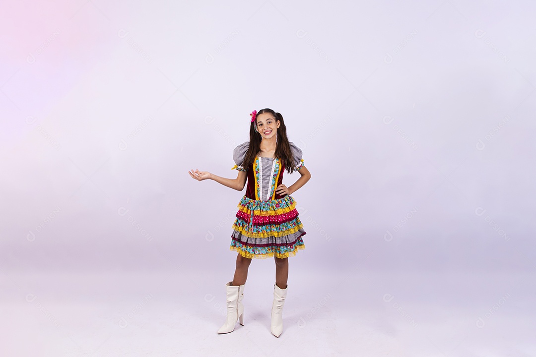 Linda menina com vestido de festa junina