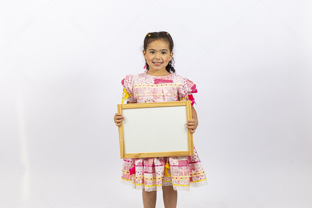 Garota jovem fantasiada para comemorar festa junina