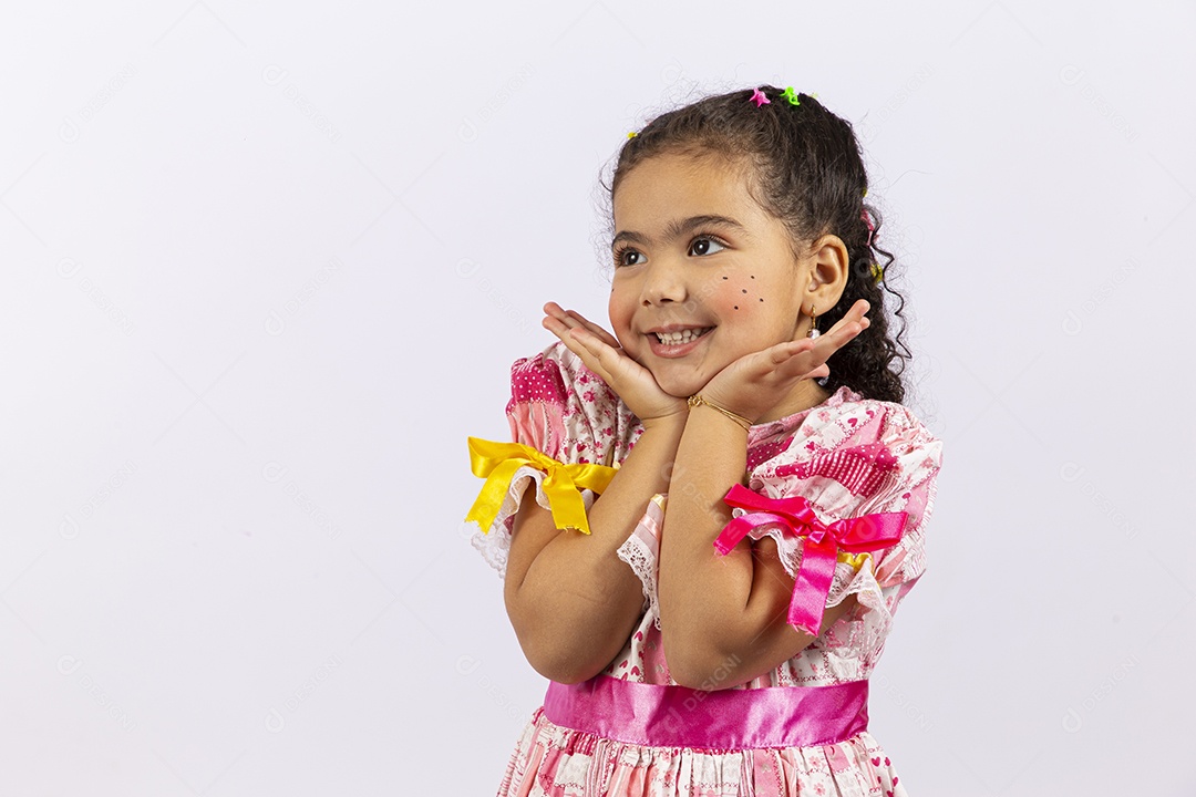 Garota jovem fantasiada para comemorar festa junina