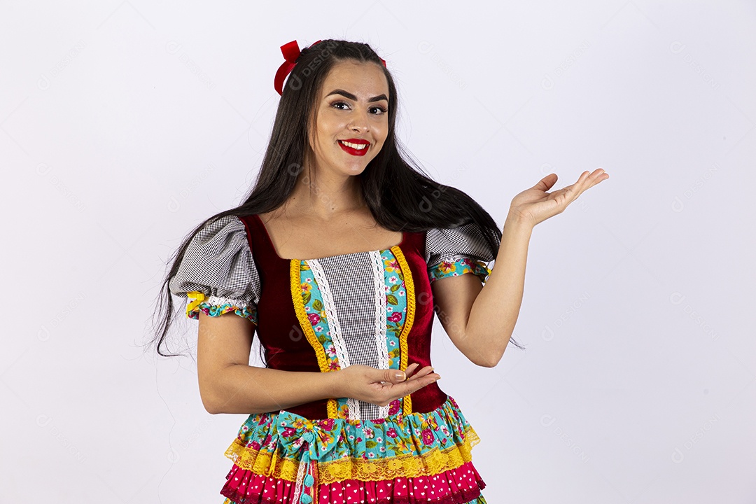Mulher jovem com vestido de festa junina