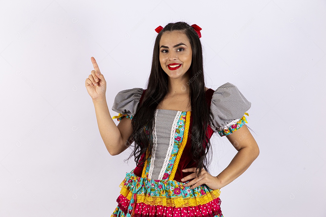 Mulher jovem com vestido de festa junina