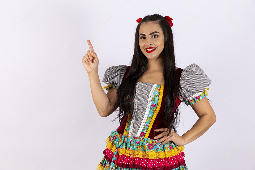 Mulher jovem com vestido de festa junina