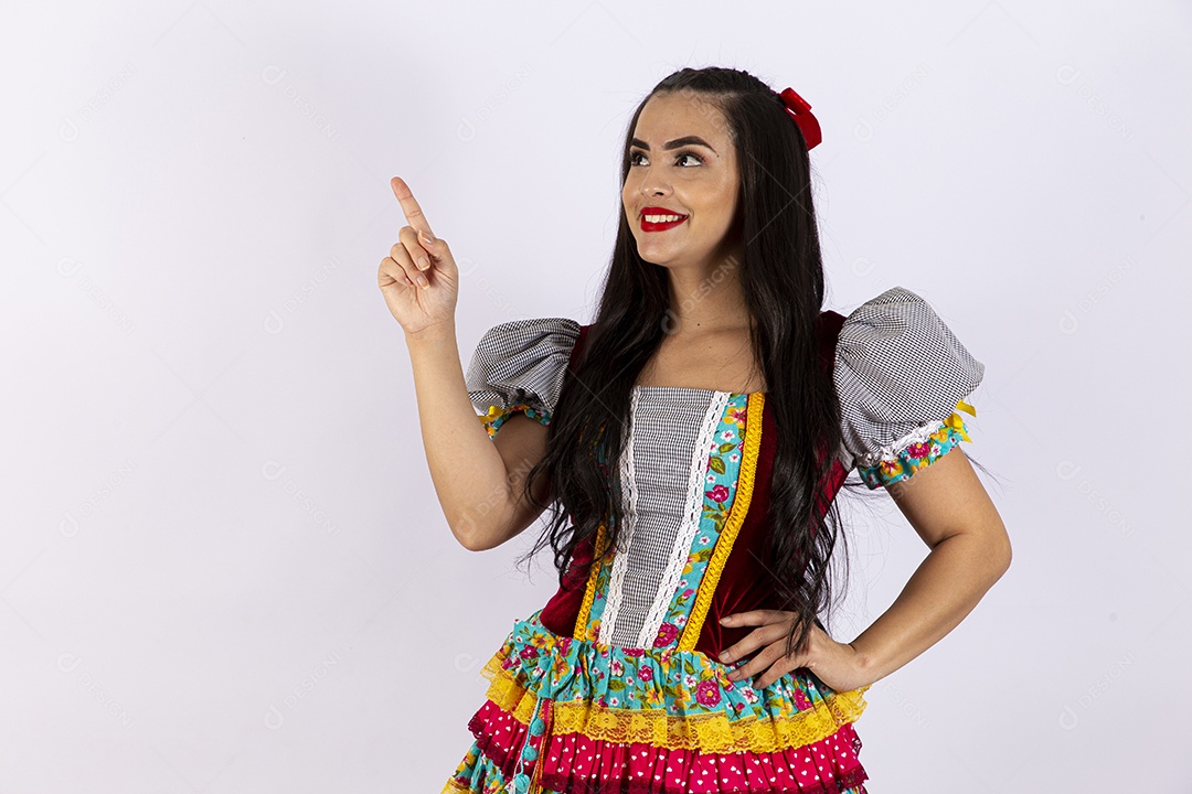 Mulher jovem com vestido de festa junina