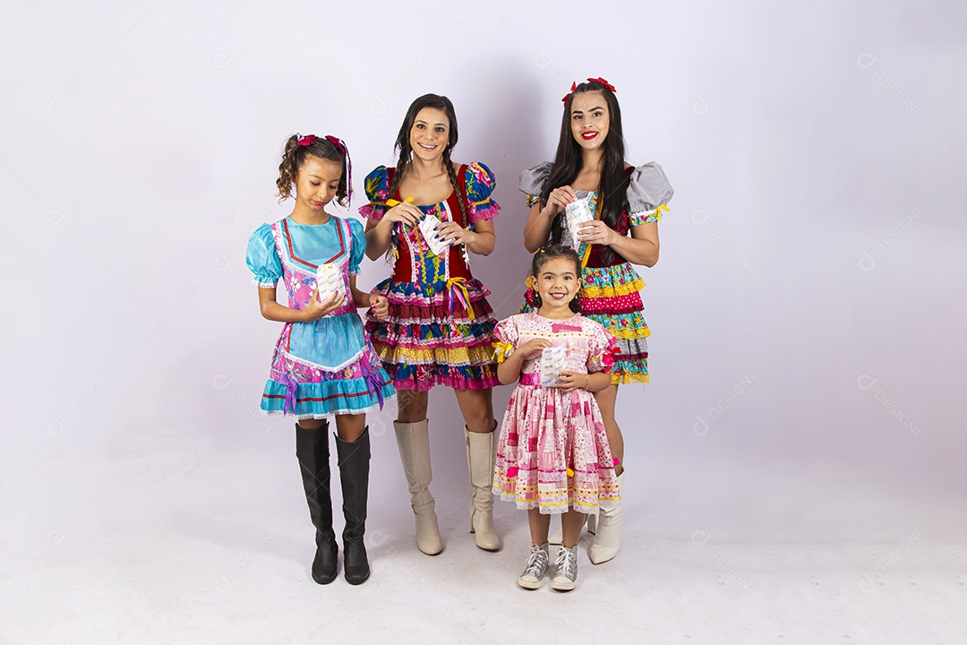 Meninas com vestido de festa junina