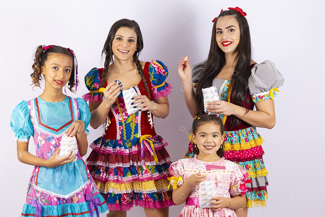 Meninas com vestido de festa junina