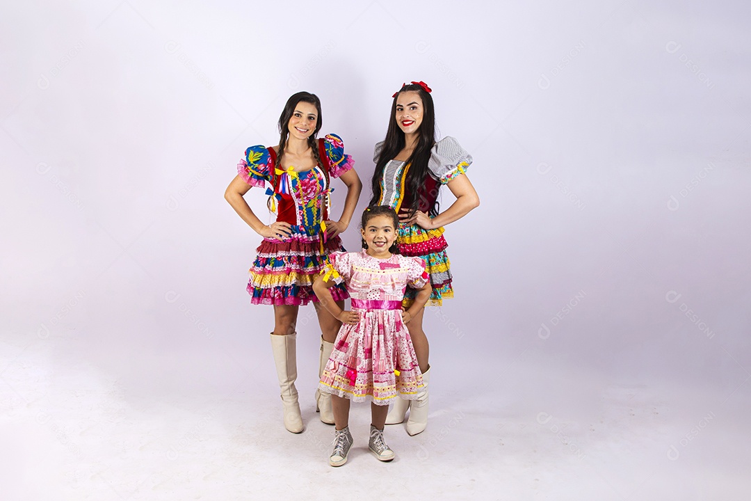 Meninas com vestido de festa junina