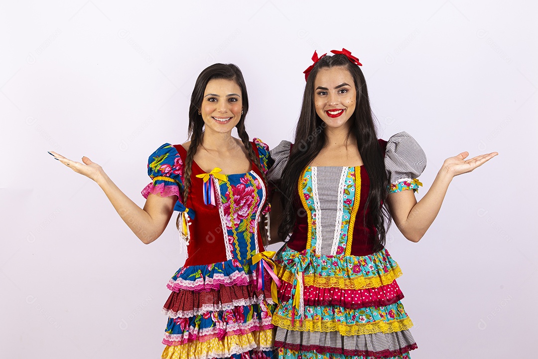 Meninas com vestido de festa junina