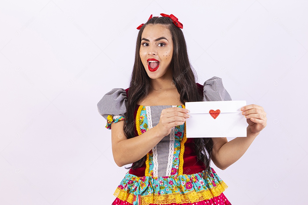 Mulher com vestido de festa junina